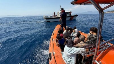 Fethiye’de mahsur kalan 24 kaçak göçmen kurtarıldı