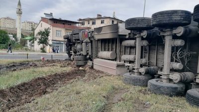 Freni boşalan TIR dehşet saçtı: Erzurum’da müthiş kaza