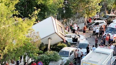 Freni patlayan kamyon terör estirdi: 10 araca çarpıp kanala düştü