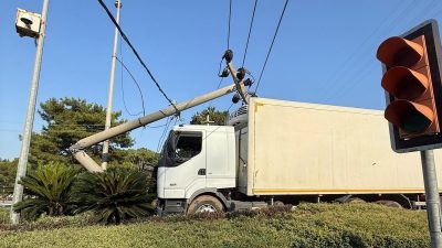 Freni tutmayan kamyon beton direği ikiye böldü
