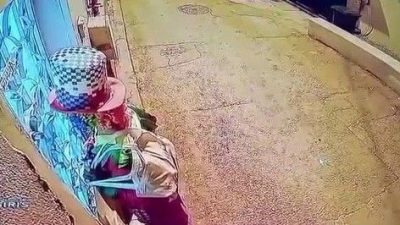 Görenler kaçıp konuta saklandı: Palyaço kıyafetli genç yakalandı