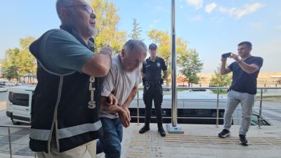 Güpegündüz ellerinde kazma, define aramaya çıkmışlar