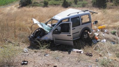 Hafif ticari araç elektrik direğine çarptı