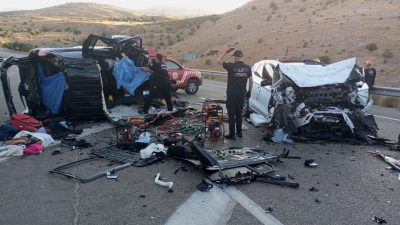 Hafif ticari araç ile araba çarpıştı: 4 meyyit, 2 yaralı