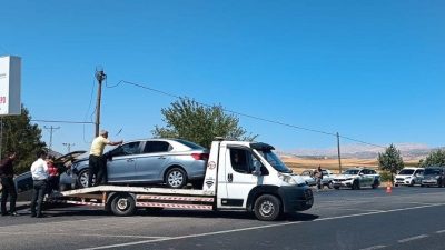 Hafif ticari araç ile araba çarpıştı: 4 yaralı