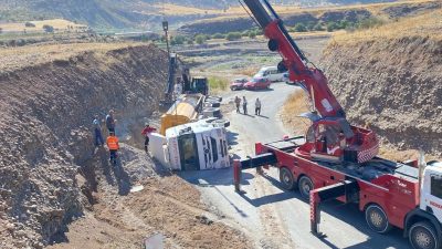 Hafriyat yüklü kamyon devrildi: 1 yaralı