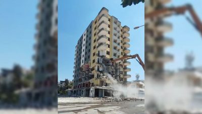 Hasarlı bina çöktü: İş makinesi operatörü canını son anda kurtardı