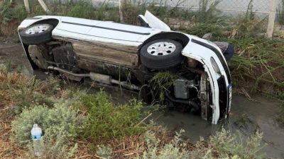 Hatay’da araba sulama kanalına uçtu