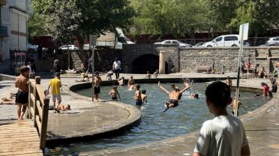 Hava sıcaklığı 40 dereceye ulaştı, süs havuzuna koştular