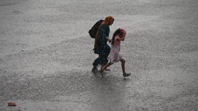 Hindistan’ı şiddetli sağanaklar vurdu. Cemmu