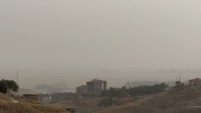 Irak ve Suriye’den gelen toz bulutu Yüksekova’yı kapladı
