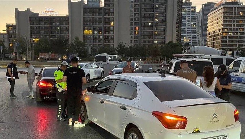 İstanbul’da akşamdan gece yarısına büyük kontrol: 550 gözaltı