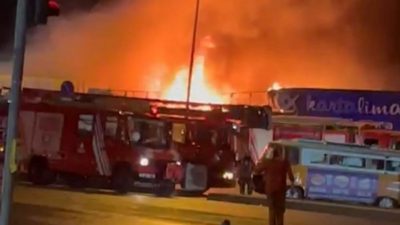 İstanbul’da balıkçı barınağı yangını: Dört restoran kül oldu