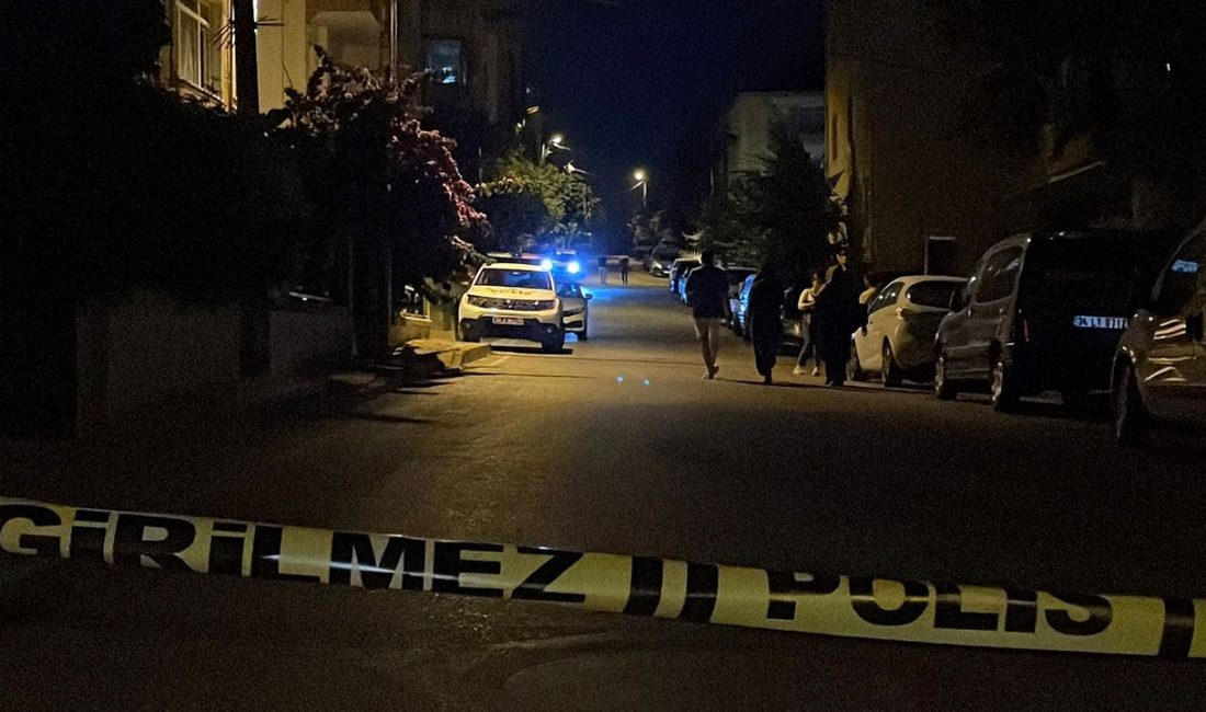 İstanbul Ümraniye'de sokakta yürüyen