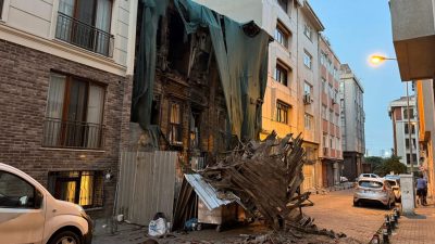 İstanbul’da iki katlı tarihi bina çöktü
