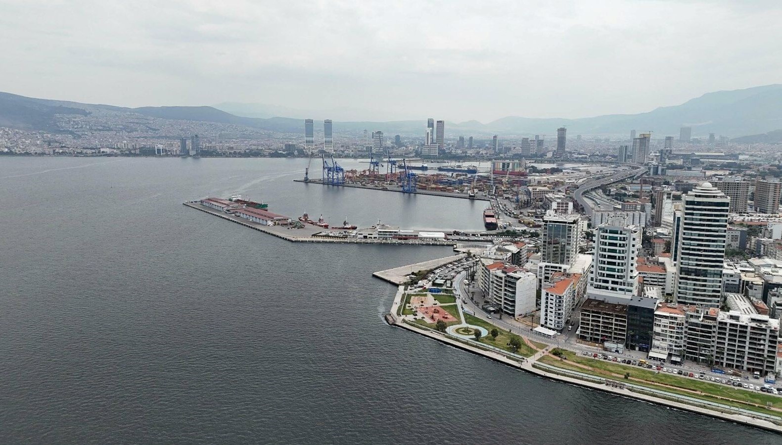 İzmir Körfezi’nde pis koku zahmeti: Sahilde yürüyemiyoruz