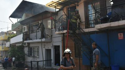 İzmir’de hurda deposunda yangın: Konutlara sıçradı