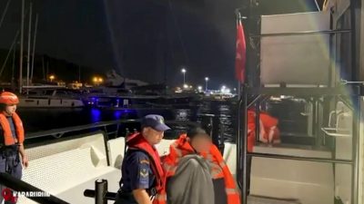 İzmir’de seyahat teknesi battı: Üç kişi kurtarıldı