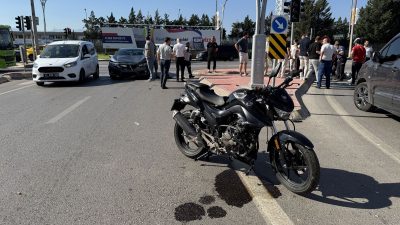 İzmit’te arabayla motosiklet çarpıştı: Başında ağlayarak bekledi