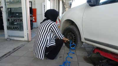 “Kadınlar yapamaz” diyenlere inat 24 yıldır lastik tamiri yapıyor
