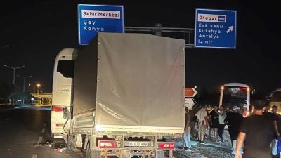 Kamyonet yolcu otobüsüne çarptı: 7 yaralı