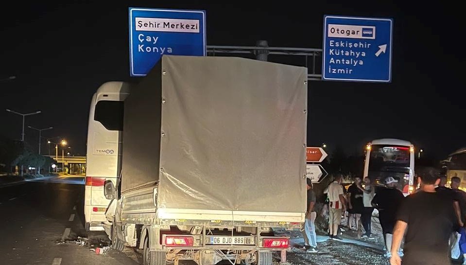 Afyonkarahisar'da bir kamyonet, yolcu