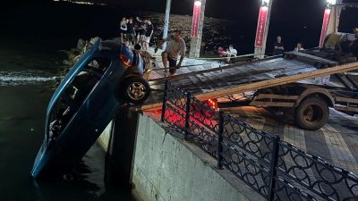 Kanala uçtu, duvarda asılı kaldı