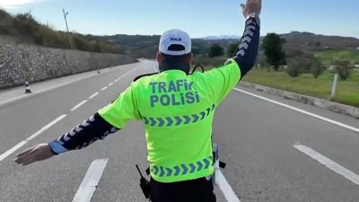 Karayollarında sürat sonları ve levhalara standart geliyor: Resmi Gazete’de yayımlandı