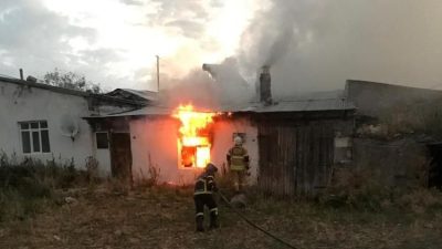 Kars’ta tek katlı konut alev alev yandı