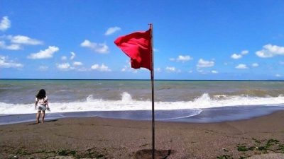 Kırmızı bayraklar çekildi! Ölümcül tehlike bugün de sürüyor, denize girmek yasak