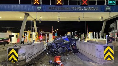 Kocaeli’de feci kaza: Gişenin beton banketine çarpan şoför öldü