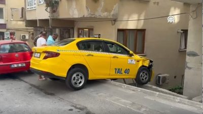 Küçükçekmece’de farklı kaza: Taksi duvarda asılı kaldı