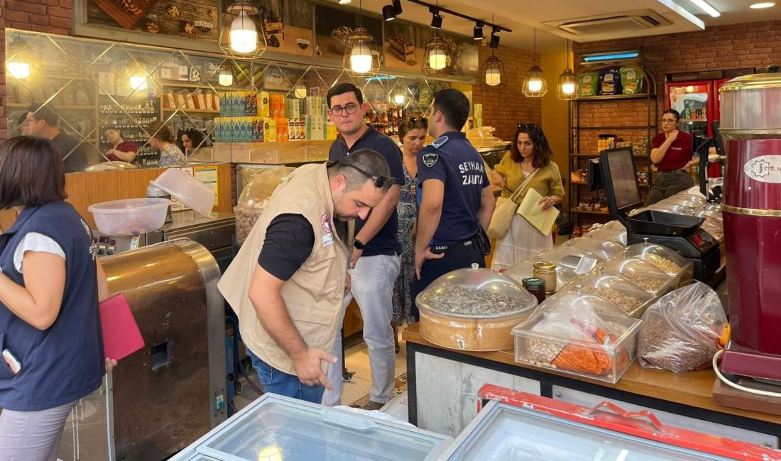 Adana'da bir kuru yemişçide