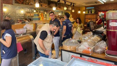 Kuru yemişçiye baskın: Böceklenen eserler imha edildi