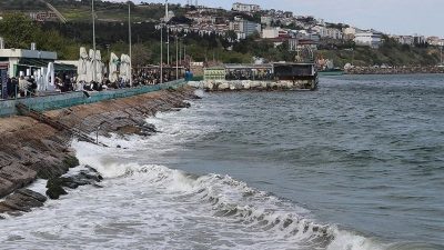 Kuvvetli poyraz tesirli oluyor: 3 ilçede denize girmek yasaklandı