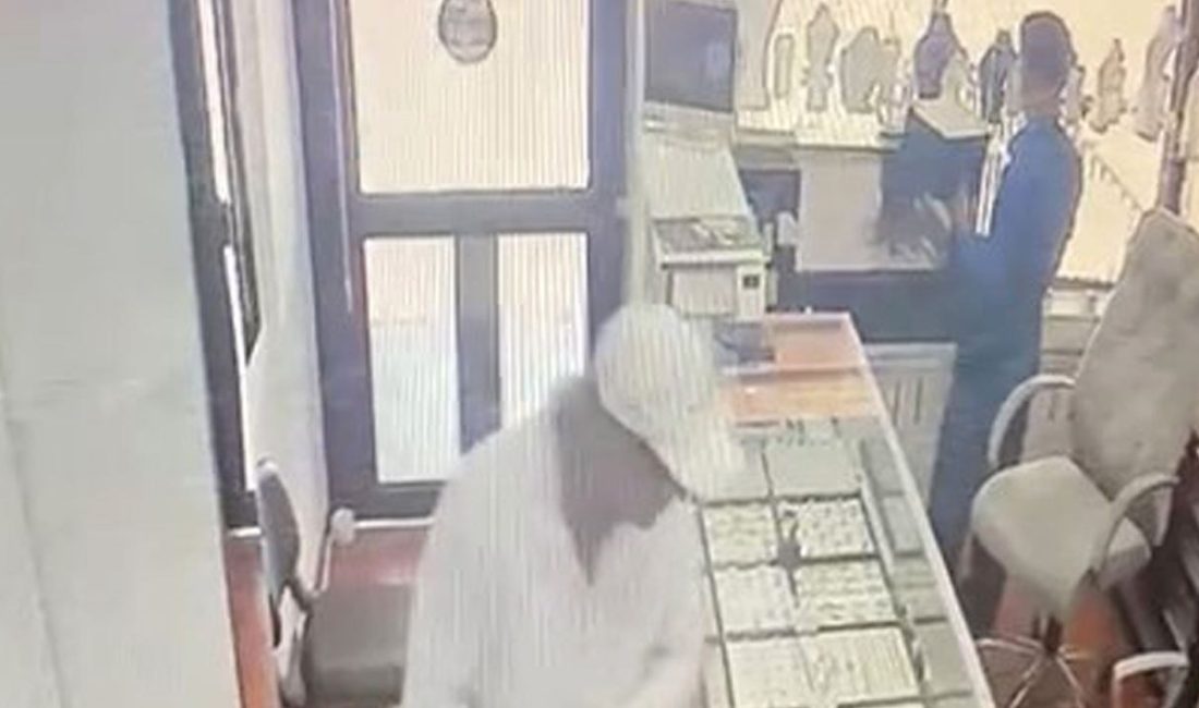 Antalya'da kuyumcuyu  bıçakla tehdit