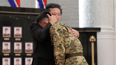 Kuzey Kore lideri Kim’den askerlere kahramanlık nişanı