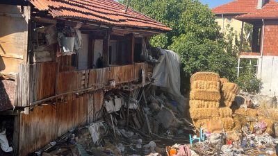 Makus koku ihbarı geldi, meskenden 20 kamyon çöp çıktı