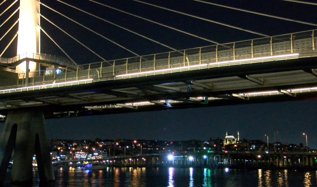 İstanbul'da Haliç Metro Köprüsü'nden