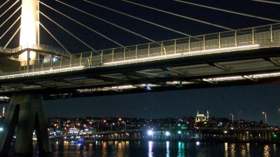 Metro köprüsünden denize düşen kişi aranıyor