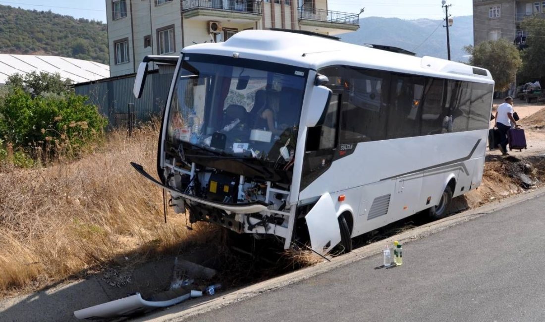 Antalya'da şarampole düşen midibüstekilerden