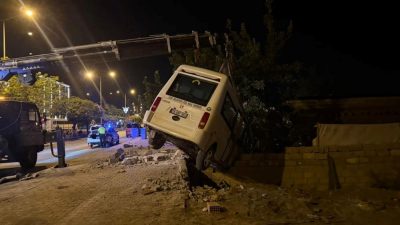 Minibüs bahçe duvarında asılı kaldı