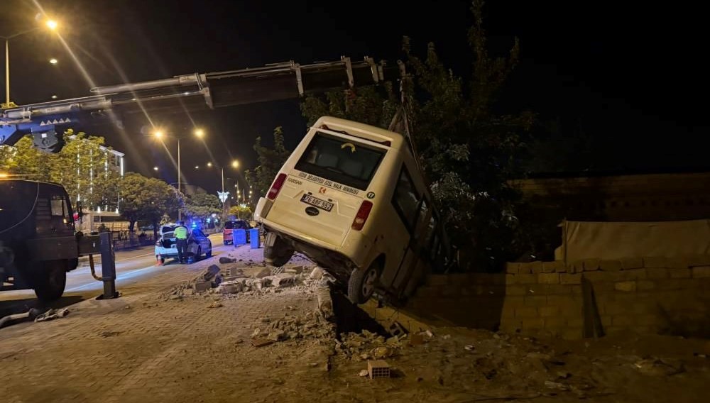 Iğdır'da denetimden çıkan minibüs