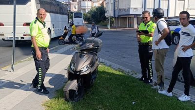 Motorlu bisiklet şoförü trafik levhasına çarptı