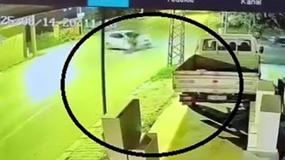 Motosiklet, arabaya ok üzere saplandı