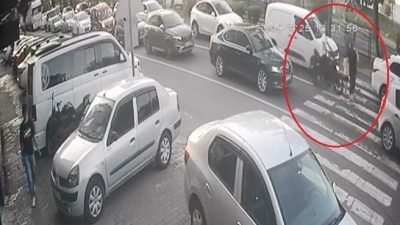 Motosiklet, yaya geçidinden geçenlere çarptı