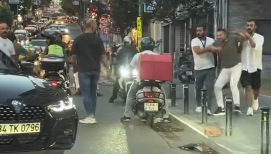 İstanbul Nişantaşı'nda trafikte yol
