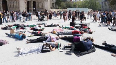 Notre Dame Katedrali önünde Gazze protestosu