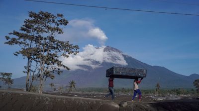 Endonezya'daki Semeru Yanardağı'nda iki yeni