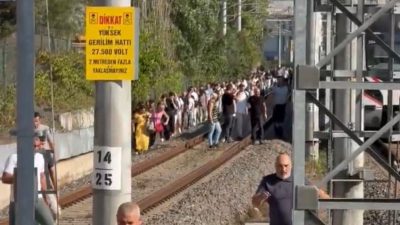 Raylara ağaç devrildi, Marmaray yolcuları demir yolunda yürüdü